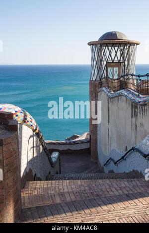 Vietri sul Mare (ein kleines Dorf in der Nähe von Amalfi Küste, Italien): buntes Mosaik element Architektur, Treppenhaus und blauen Meer im Hintergrund Stockfoto