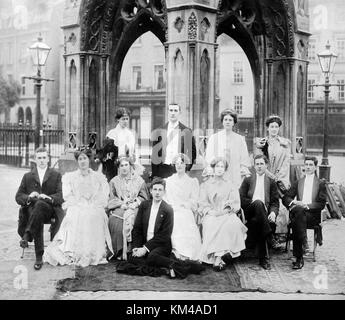 Siegfried Sassoon (vorne) mit seinem Bruder hamo und anderen Studenten am Morgen nach dem Ball College an der Universität Cambridge im Jahr 1906. Stockfoto