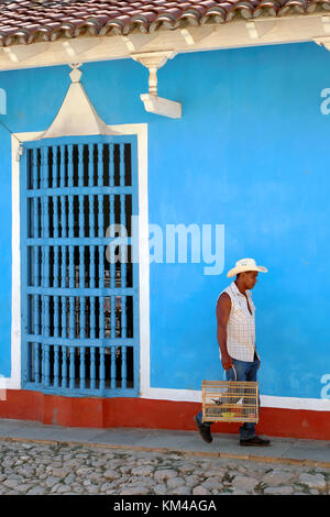 Cowboy Walking mit einem Vogelkäfig, Trinidad, Provinz Sancti Spíritus, Kuba Stockfoto