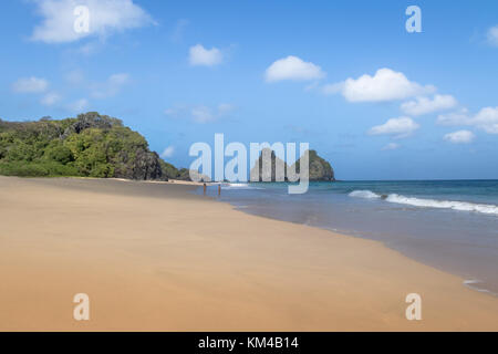 Morro Dois Irmaos und Strand (Praia do Bode Bode) - Fernando de Noronha, Pernambuco, Brasilien Stockfoto