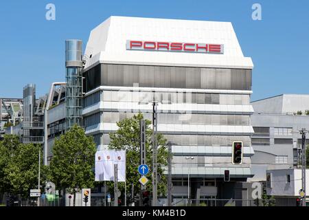 Deutschland: Hauptsitz der Porsche AG in Stuttgart Foto vom 17. Juli 2014. | Nutzung weltweit Stockfoto