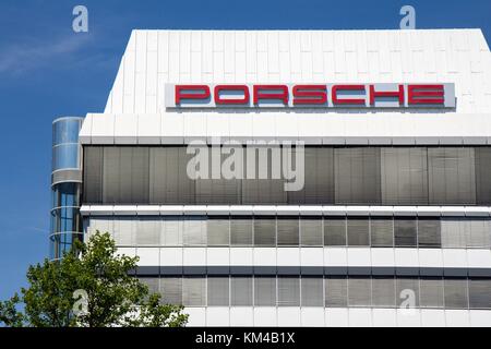 Deutschland: Hauptsitz der Porsche AG in Stuttgart Foto vom 17. Juli 2014. | Nutzung weltweit Stockfoto