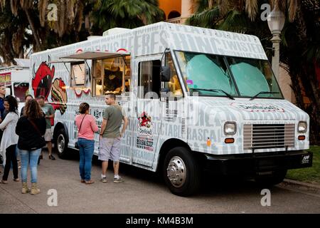 Devilicious Food Truck am „Food Truck Fridays“ am El Prado Walkway im Balboa Park im Juni 2017. | Nutzung weltweit Stockfoto