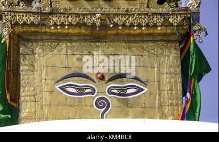 Vom Stupa Swayambunath (Affentempel) in Kathmandu aus sehen die Augen Buddhas in alle vier Himmelsrichtungen.(22. November 2016) | Verwendung weltweit Stockfoto