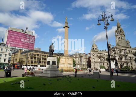 Uk: George Square in Glasgow mit Glasgow College (links), der Walter - Scott - Spalte und City Chambers (rechts). Foto vom 11. September 2017. | Verwendung weltweit Stockfoto