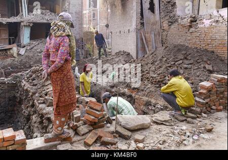 Die Arbeiter beginnen, ein Haus, das in der 2015 Erdbeben zerstört wurde, wieder aufzubauen. (24. November 2016) | Verwendung weltweit Stockfoto