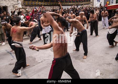 Selbstgeißelung (tatbir) pakistanische Muslime während der ashura Prozession in Athen. 01.10.2017 | Verwendung weltweit Stockfoto