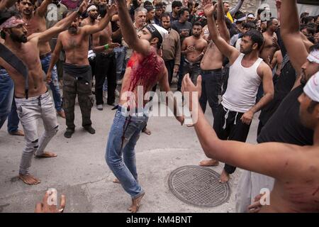 Selbstgeißelung (tatbir) pakistanische Muslime während der ashura Prozession in Athen. 01.10.2017 | Verwendung weltweit Stockfoto