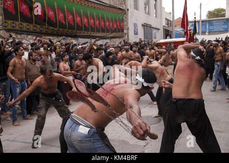 Selbstgeißelung (tatbir) pakistanische Muslime während der ashura Prozession in Athen. 01.10.2017 | Verwendung weltweit Stockfoto