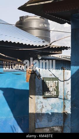 Sanitäre Einrichtungen auf der Straße: Mit einer heißen Dusche zieht diese Lodge in der Annapurna Gegend im westlichen Himalaya Gäste an. (03. Dezember 2016) | Nutzung weltweit Stockfoto