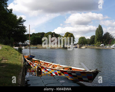 Harlekin lackiert Ruderboot am Ufer der Themse in Weybridge, Surrey, England, Großbritannien Stockfoto