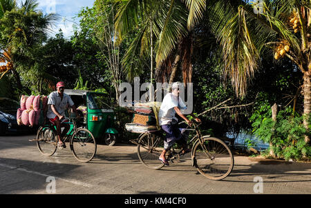 Colombo, Sri Lanka - Sep 5, 2015. menschen Biken auf ländlichen Straßen in Colombo, Sri Lanka Colombo ist die grösste Stadt und die finanziellen und kommerziellen Capi Stockfoto