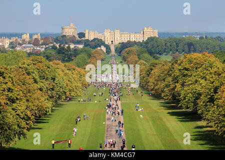 Läufer in einer Nächstenliebe Halbmarathon im Windsor Great Park, Berkshire mit Windsor im Hintergrund das Schloss Stockfoto