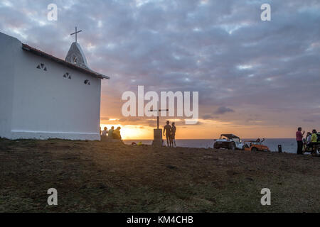 Leute, die sich den Sonnenuntergang an der Kapelle von Sao Pedro dos Pescadores - Fernando de Noronha, Pernambuco, Brasilien Stockfoto