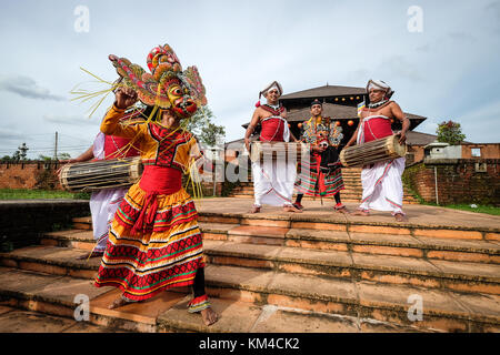 Colombo, Sri Lanka - Sep 8, 2015. traditionelle Tanzshow an einem Tempel in Colombo, Sri Lanka Colombo ist das finanzielle Zentrum der Insel und eine Bevölkerung Stockfoto