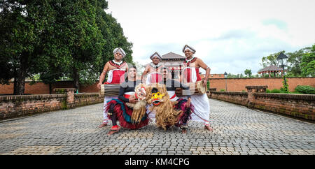 Colombo, Sri Lanka - Sep 8, 2015. Tänzer der Volksmusik show in Colombo, Sri Lanka Colombo ist das finanzielle Zentrum der Insel und einem beliebten touristischen de Stockfoto