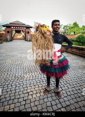 Colombo, Sri Lanka - Sep 8, 2015. Eine traditionelle Tänzer an buddhistischen Tempel in Colombo, Sri Lanka Colombo ist das finanzielle Zentrum der Insel und ein p Stockfoto