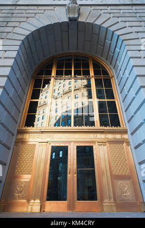 New York City, USA - 12 Nov, 2011: Cunard Line Gebäude Tür mit Gebäude im Windows widerspiegelt. Stockfoto