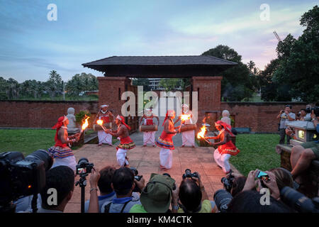 Colombo, Sri Lanka - Sep 8, 2015. eine Tanzshow bei Dämmerung in Colombo, Sri Lanka Colombo ist das finanzielle Zentrum der Insel und ein beliebter Touris Stockfoto