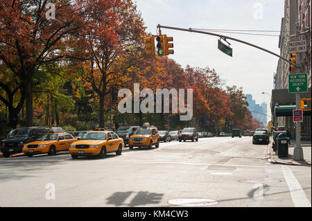 New York City, USA - 14.November 2011: Gelbe Taxis in Central Park West im Herbst. Stockfoto