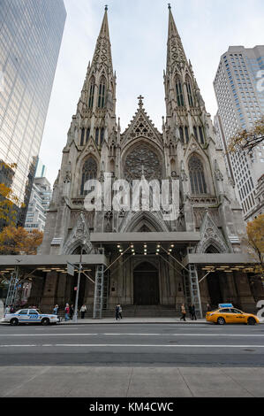 New York City, USA - November 13, 2011: saint-patrick's cathedral Fassade mit einem Nypd car und und Gelb taxion die Straße Stockfoto