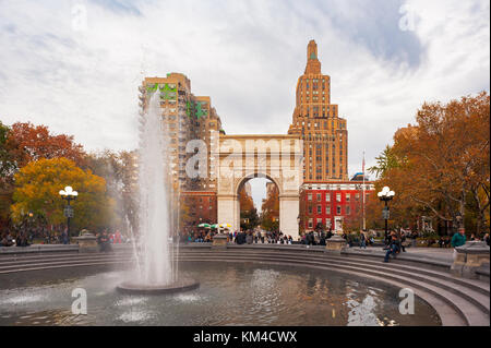 New York City, USA - November 13, 2011: Washington Square Park und Brunnen im Herbst Stockfoto