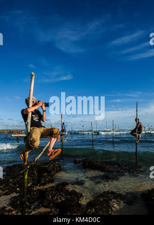 Hikkaduwa, Sri Lanka - Sep 9, 2015. Ein Fotograf die Bilder von traditionellen Fischer auf dem Meer in Hikkaduwa, Sri Lanka. Stockfoto