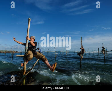 Hikkaduwa, Sri Lanka - Sep 9, 2015. Ein Fotograf die Bilder von traditionellen Fischer auf dem Meer in Hikkaduwa, Sri Lanka. Stockfoto