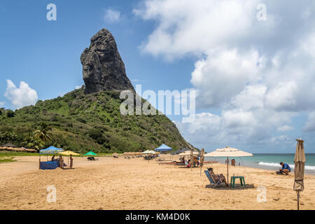 Sonnenschirme am Strand Praia da Conceicao und Morro do Pico - Fernando de Noronha, Pernambuco, Brasilien Stockfoto