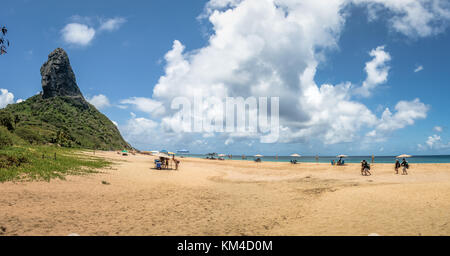 Panoramablick von Praia da Praia da Conceição und Morro do Pico - Fernando de Noronha, Pernambuco, Brasilien Stockfoto