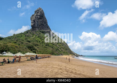 Sonnenschirme am Strand Praia da Conceicao und Morro do Pico - Fernando de Noronha, Pernambuco, Brasilien Stockfoto