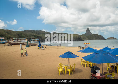 Strand Praia do Porto Santo Antonio Hafen mit den Morro do Pico auf Hintergrund - Fernando de Noronha, Pernambuco, Bra Stockfoto