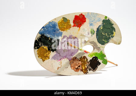 Malen mit Pinsel und Palette bunter Farben auf weißem Hintergrund Stockfoto