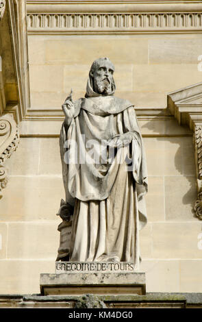 Paris, Frankreich. Palais du Louvre. Statue im Cour Napoleon: Hl. Gregor von Tours (Georgius Florentius C. 538 - 594) gallo-römischen Historiker und Bish Stockfoto