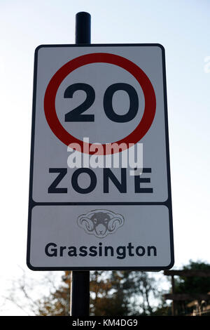20 MPH Geschwindigkeitszone Anmeldung in der Marktstadt Grassington im Bezirk Craven in North Yorkshire, Großbritannien Stockfoto