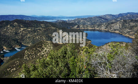 Luftaufnahme des Lake berryessa aus der Blue Ridge Trail, Stebbins kalten Canyon, an einem sonnigen Tag, mit den umliegenden blauen Eiche Wald und die Cov Stockfoto