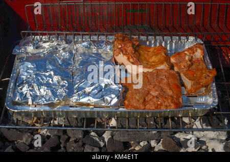 Die Zubereitung von Speisen auf einem Holzkohlegrill Garten Grill Stockfoto