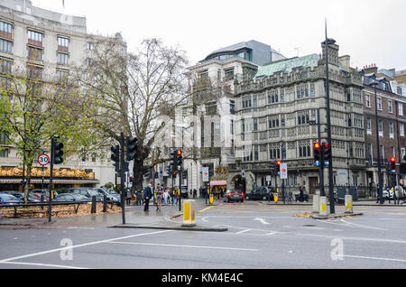 Die Kreuzung der Park Lane mit Stanhope Gate in London. Stockfoto