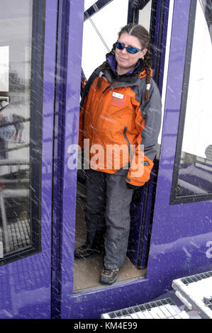 Zugführer, Jenni Seen des Cairngorm Mountain Railway, Prüfung, ob alle Skifahrer sicher sind an Bord der Aviemore Ski Center in Schottland, Brita Stockfoto