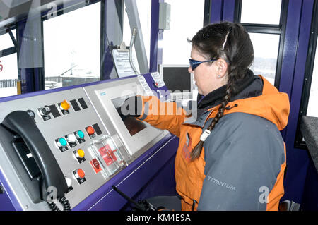 Zugführer, Jenni Seen an den Kontrollen des Cairngorm Mountain Railway Kabine Aviemore Ski Center in Schottland, Großbritannien Stockfoto