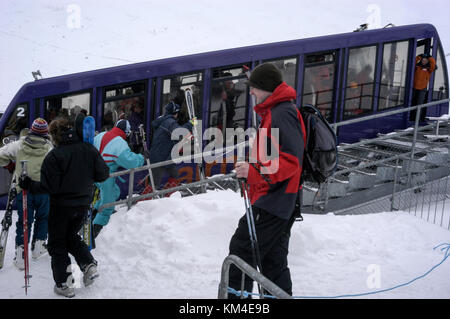 Eine Partei der Skifahrer an Bord des Cairngorm Mountain Railway in Aviemore Ski Center in Schottland, Großbritannien. Stockfoto