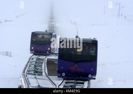 Zwei Cairngorm Mountain Seilbahnen Skifahrer an der Aviemore Ski Center in Schottland Durchführung Stockfoto