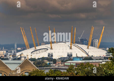 Die O2 Arena, ein vielseitiger Unterhaltungskomplex in North Greenwich, vom Greenwich Park aus gesehen, London, Großbritannien Stockfoto