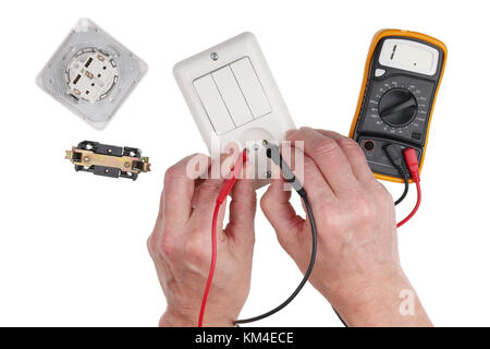 Eine ältere Haushalt Elektriker überprüft die Isolation der mit einem Multimeter Lichtschalter. auf weißem Top View Studio isolierte Schuß Stockfoto