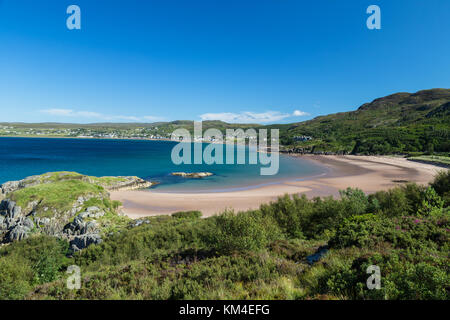 Blick über den Sandstrand und loch Gairloch nach Gairloch in der North West Highlands von Schottland Stockfoto