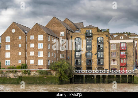 Riverside Apartments und Wohnungen mit Blick auf die Themse, Docklands, London, Großbritannien Stockfoto