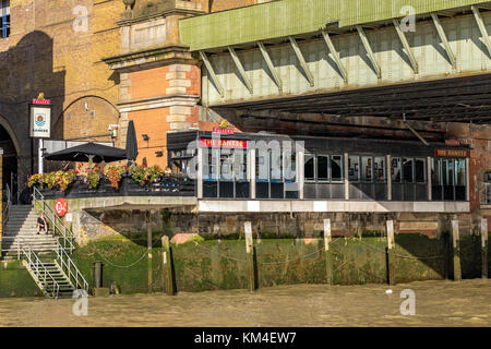 'The Banker' ein Londoner Riverside Pub in der City of London, neben der Cannon St Railway Bridge, City of London, UK Stockfoto