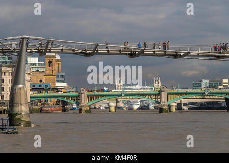 Die Millennium Bridge, einer Fußgängerbrücke, entworfen von Sir Norman Foster, mit Southwark Bridge in der Ferne Stockfoto