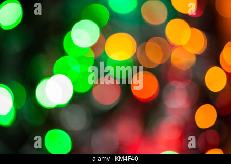 Weihnachtsbeleuchtung color Bokeh - ein helles Grün bokeh Hintergrund erstellt durch eine Reihe von de-fokussierte Weihnachtsbeleuchtung. Stockfoto