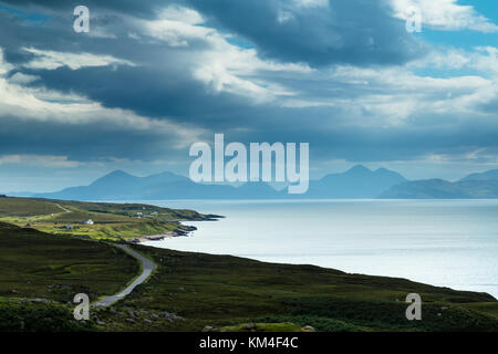 Blick auf die Cullins auf die Isle of Sky von den Applecross Halbinsel, North West Highlands von Schottland Stockfoto